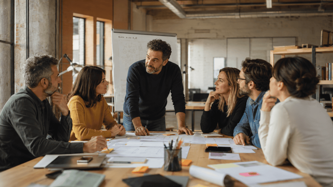 Gruppo di professionisti italiani durante un laboratorio aziendale